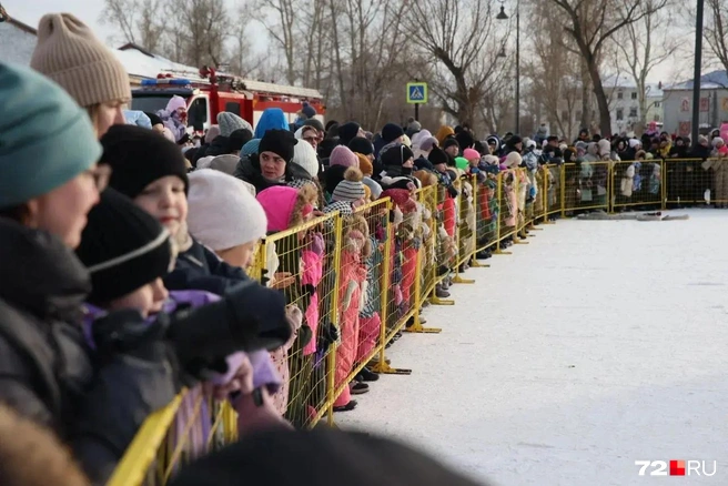 Нельзя просто так взять и не поставить забор на массовом мероприятии. Тут ограждение установили в целях безопасности | Источник: Ирина Шарова / 72.RU 