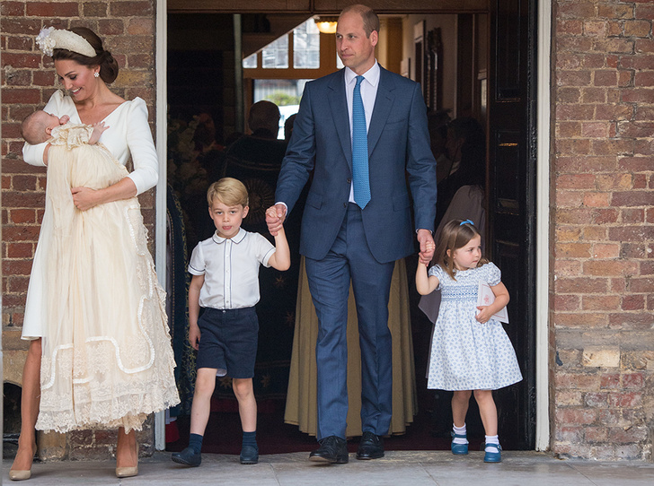 Кейт Миддлтон и принц Уильям с детьми улетели на каникулы