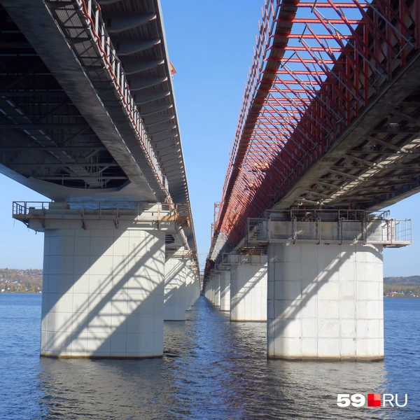 Старый Чусовской мост (справа) реконструируют после открытия нового (слева) | Источник: Кирилл Хафизов / 59.RU