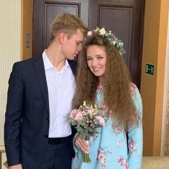 Необычное платье и венок в волосах: приемная дочь Дмитрия Певцова и Ольги Дроздовой вышла замуж