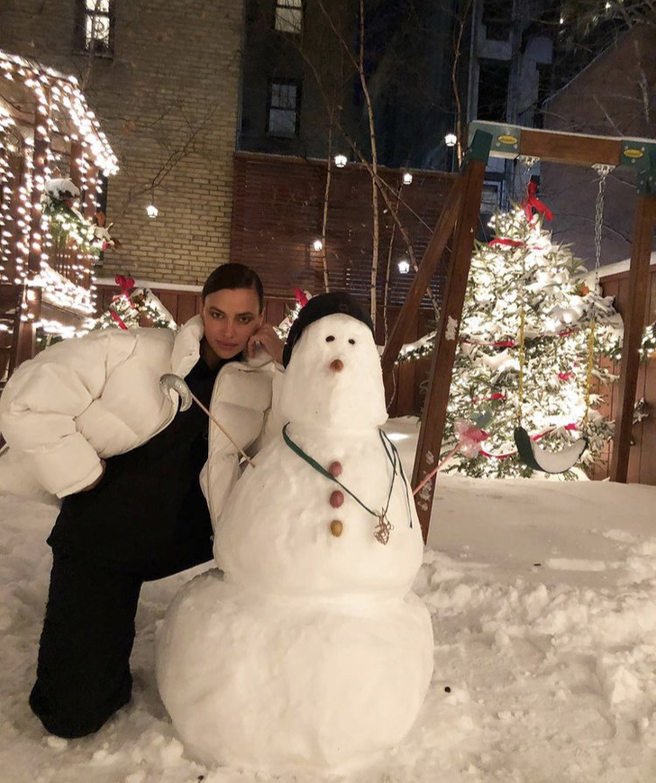 Первый снег в Нью-Йорке: Ирина Шейк в белоснежном пуховике слепила очаровательного снеговика