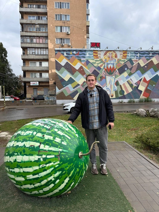 Большущий памятник арбузу | Источник: Никита Сергеевич / Telegram