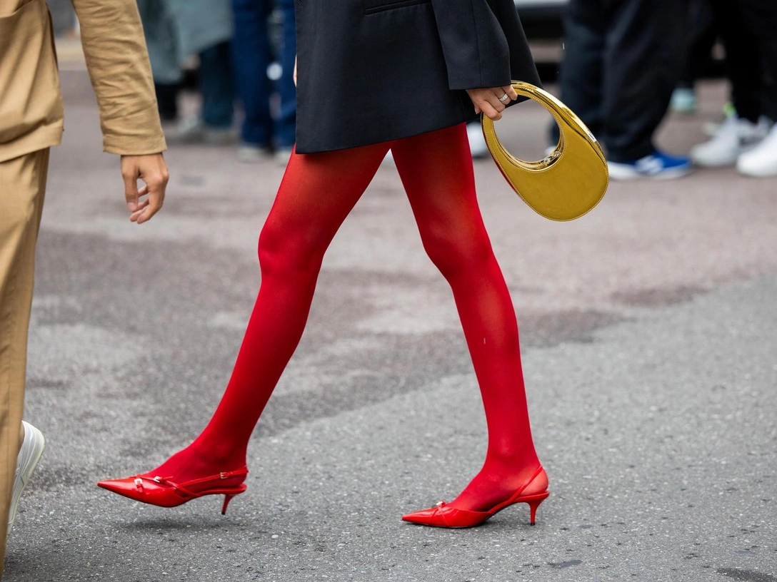 Модные колготки зимы 2024/25: цветные, со стразами и в сетку | marieclaire.ru