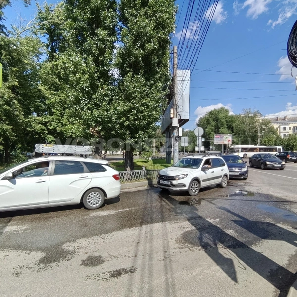 На подъезде к АЗС стоит всего несколько машин, хотя раньше очередь уходила за поворот | Источник: Андрей Пашинский / Voronezh1.ru