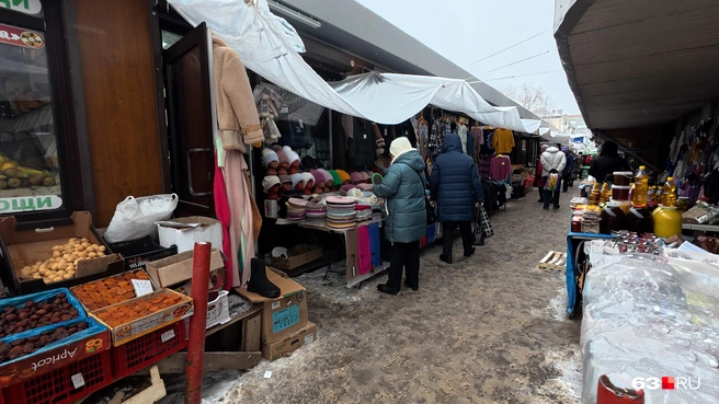 Прилавки с шапками и ночными сорочками перемежаются с… | Источник: Алексей Ногинский / 63.RU