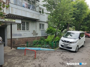 Жильцы дома недовольны такой парковкой | Источник: читатель NGS24.RU
