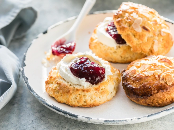 Скон, сервированный по девонскому методу