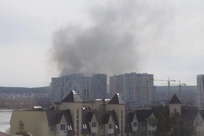 Над Екатеринбургом поднялся столб черного дыма