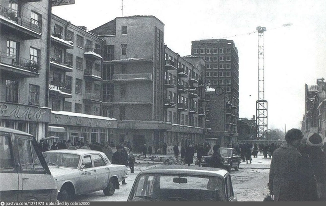 Гастроном находился в здании на Вайнера, 9а. Фото 1983–1987-х годов | Источник: Pastvu.com
