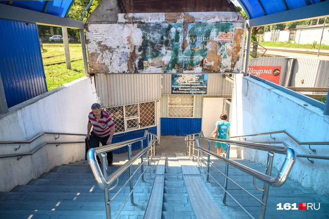 Спускаемся. В глаза бросаются множество объявлений и плакатов, которые вроде бы и пытались изничтожить, но дело до конца не довели | Источник: Евгений Вдовин