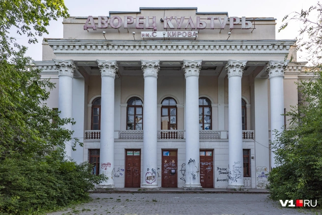 Роскошная громада Дворца культуры имени Кирова давно заброшена и забыта властями | Источник: Константин Завриков / V1.RU