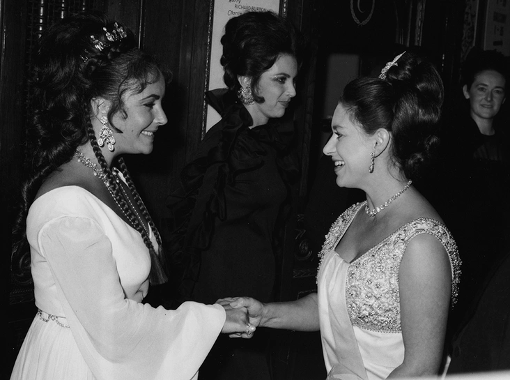 Элизабет Тейлор и принцесса Маргарет на премьере фильма Staircase, 1969 год