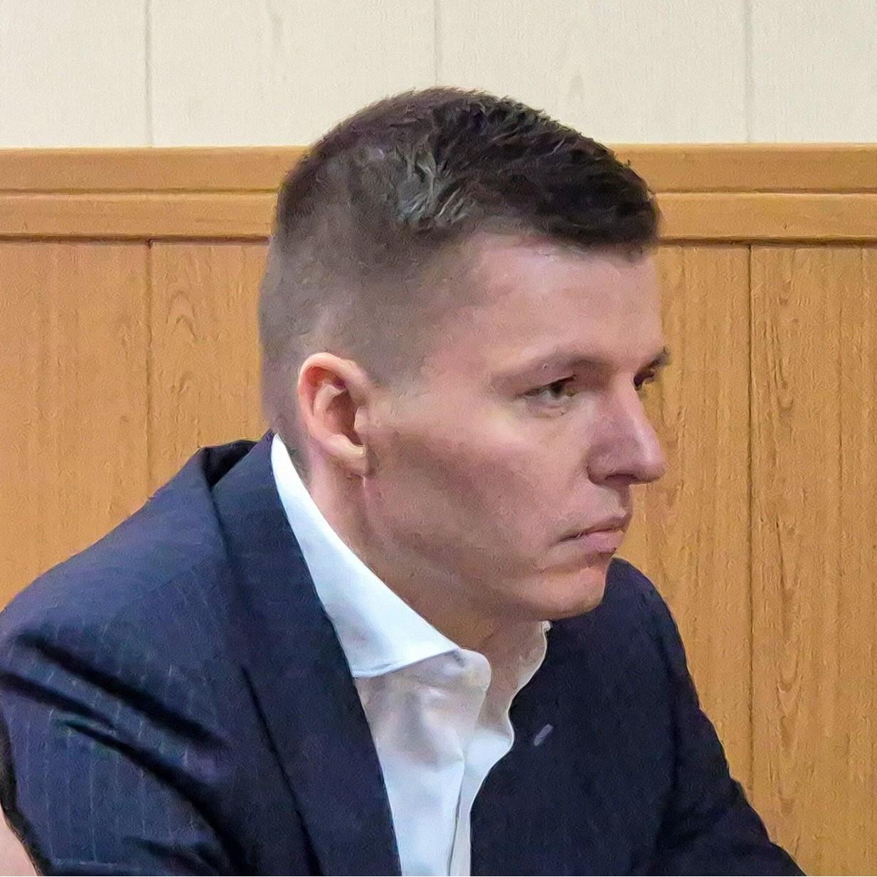 Увели из зала суда в наручниках: эмоции Артема Чекалина, которого приговорили к 7 годам заключения