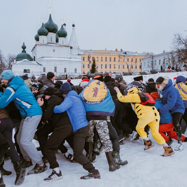 Может показаться, что мужчины здесь дерутся, но нет — они играют | Источник: Роман Микрюков