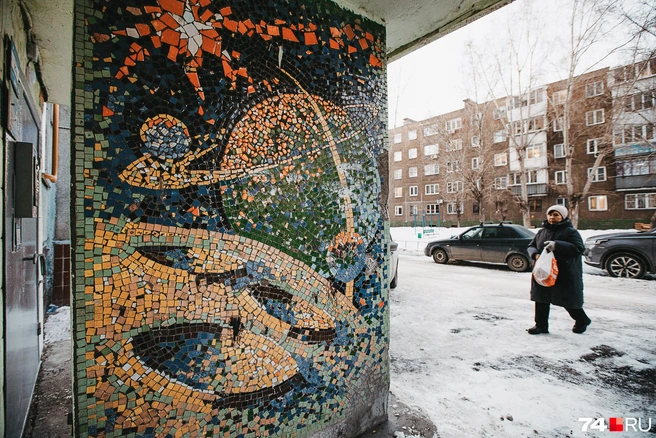 Планеты и звезды украшают стены на входе в подъезды | Источник: Наталья Лапцевич
