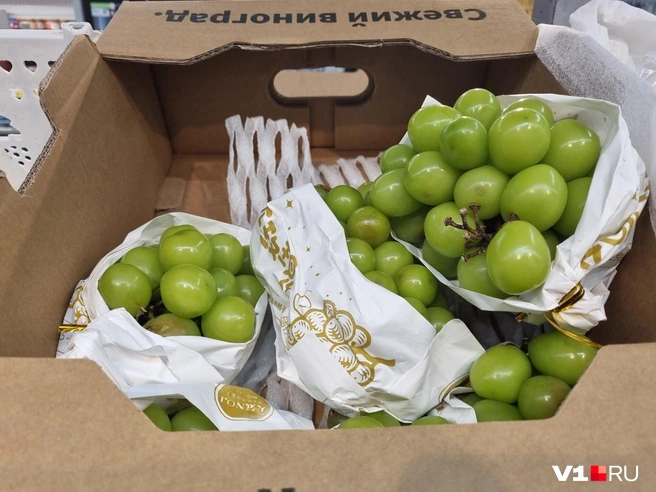 Огромные и словно пластиковые ягоды появились на прилавках магазинов | Источник: Константин Завриков / V1.RU