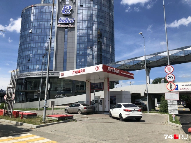Автоматическая АЗС «Лукойл» на проспекте Ленина около «Бовида» не отпускала топливо: когда доходишь в меню до оплаты, она просит обратиться к оператору (которого нет). Все посетители уезжали ни с чем | Источник: Артем Краснов
