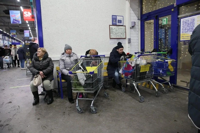 Грустный мужчина ждет родных | Источник: Ирина Шарова / 72.RU 