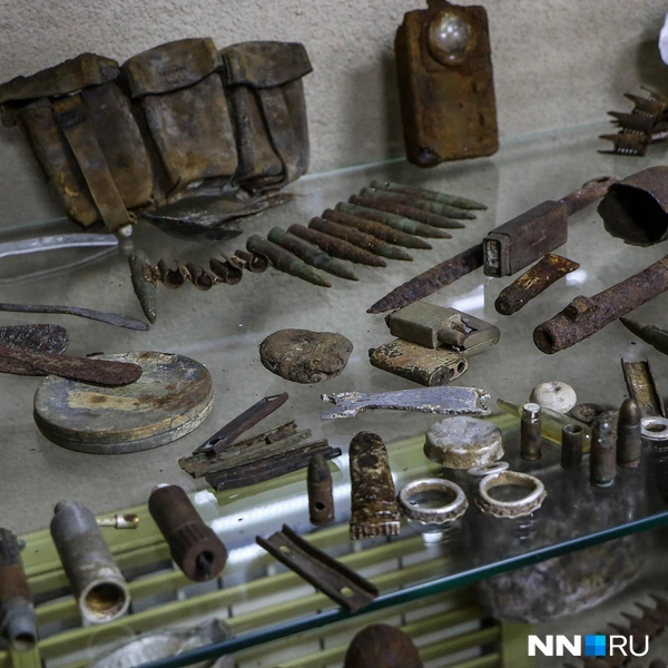 На заднем плане&nbsp;— 2 уникальных польских патрона с нервно-паралитическим газом | Источник: Наталья Бурухина / NN.RU