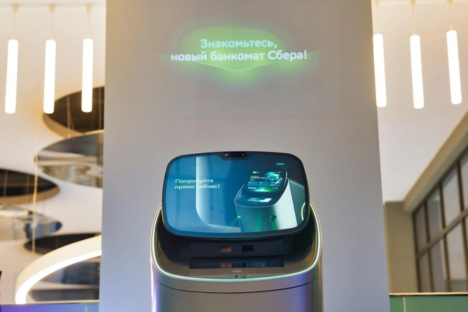 Два экрана обеспечивают удобный просмотр информации и защиту конфиденциальных данных | Источник: Сбер