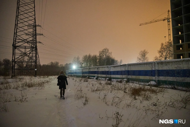 Тропинка к станции Пригородный простор проходит через поле рядом со стройкой | Источник: Александр Ощепков / NGS.RU