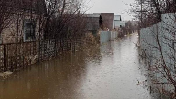 Под Челябинском из-за разлива реки затопило сады. В МЧС говорят, что угрозы нет