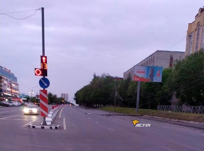 Утром в Кировском районе обнаружили лежащие фонари | Источник: АСТ-54 Black / T.me