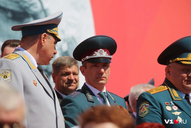 Руководитель УФНС России по Волгоградской области Роман Иванов, кажется, даже с трибуны изучает, не уклонился ли от налогов кто-то из присутствующих. А из-за спины главного налоговика с каким-то напряжением на лице смотрит заместитель губернатора Геннадий Шевцов | Источник: Константин Завриков / V1.RU