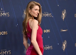 Транс-актриса Хантер Шаффер в McQueen — лучший образ «Эмми-2025»