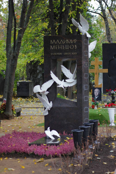 «Любовь и голуби»! Семья Владимира Меньшова открыла трогательный памятник на его могиле