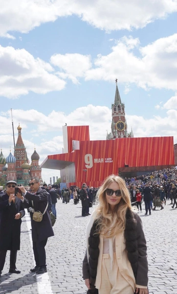 Дочь Дмитрия Пескова Лиза на Красной площади