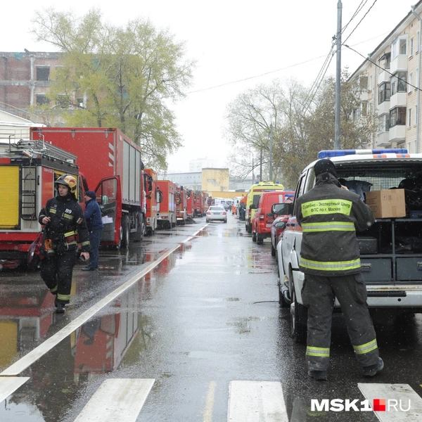Несколько десятков машин оперативных служб съехались к пожару на севере Москвы | Источник: Дмитрий Толстошеев / MSK1.RU
