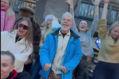 Газманов устроил танцы с фанатками в горах Сочи