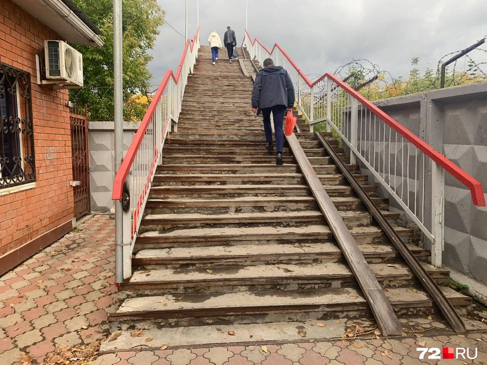 А так выглядит лестница без ремонта | Источник: Никита Кифорук / 72.RU