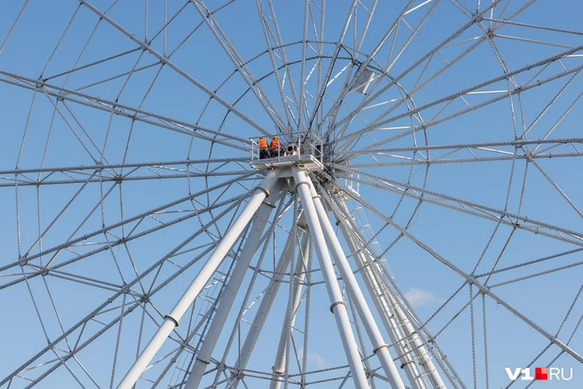 Колесо начали готовить к разборке в понедельник | Источник: Алексей Волхонский / V1.RU