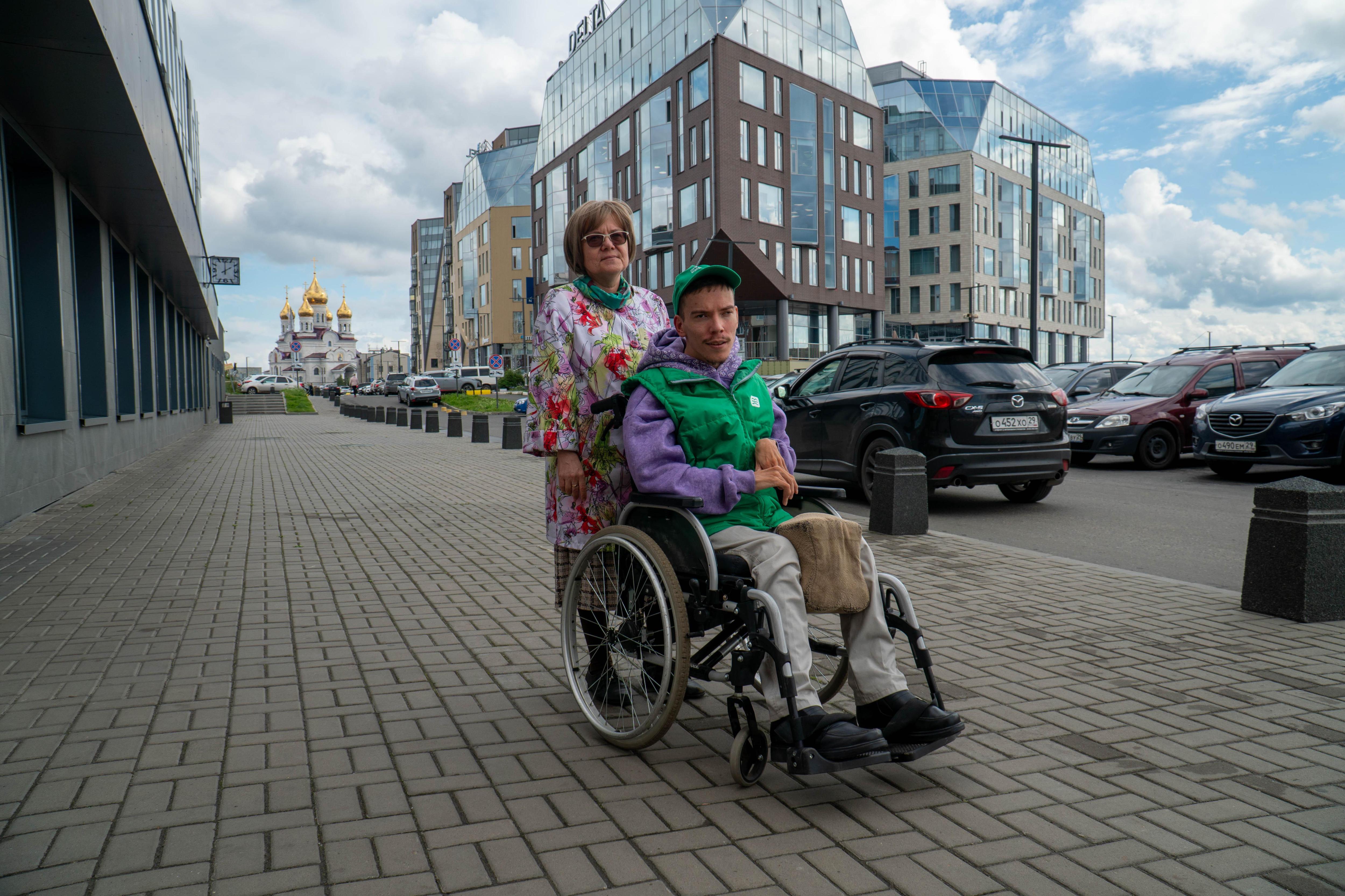 «Приходится орать, чтобы помогли»: гид-колясочник из Архангельска проводит экскурсии и снимает блоги о путешествиях — он объехал 20 городов