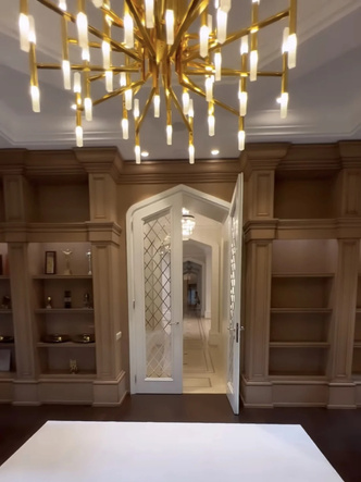 Лифт для селфи, коридоры для машинок и гардероб для мамы: как выглядит дом Самойловой и Джигана, за который они платят 3 млн в месяц