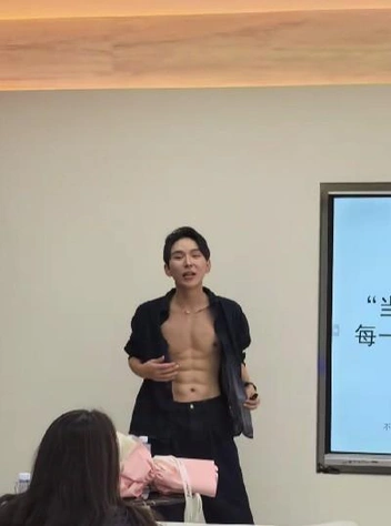 Так и ходит по презентациям | Источник: соцсети