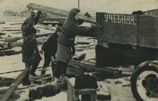 Трудящиеся Мурманска на воскреснике. Февраль 1942 г. | Источник: Архив мурманского областного краеведческого музея