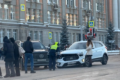 Эксперт разобрал аварию у мэрии с Mercedes и Hyundai