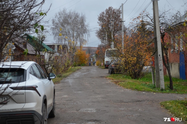Обходить перекрытую улицу нужно было через частный сектор | Источник: Максим Улитов / 71.RU