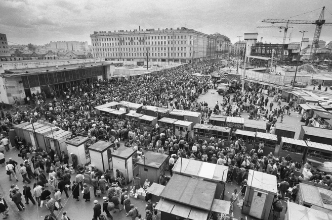 Незаконный блошиный рынок на Сенной площади. 1992 год | Источник: Юрий Белинский / ТАСС