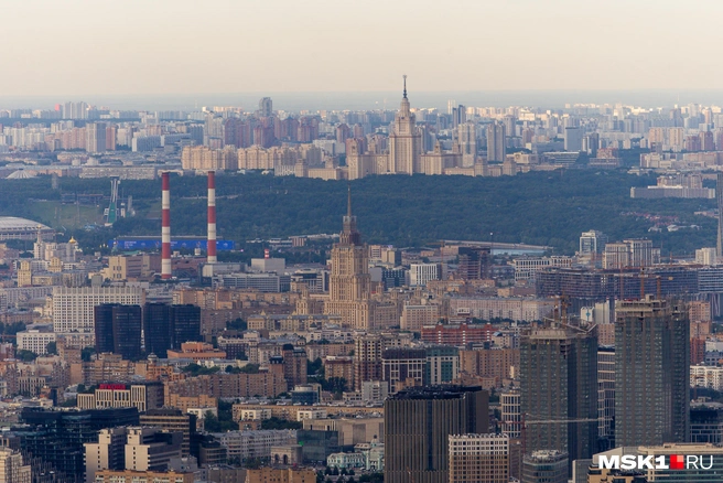 Если посмотреть еще левее, то во всей красе предстает высотка МГУ | Источник: Артем Устюжанин / MSK1.RU