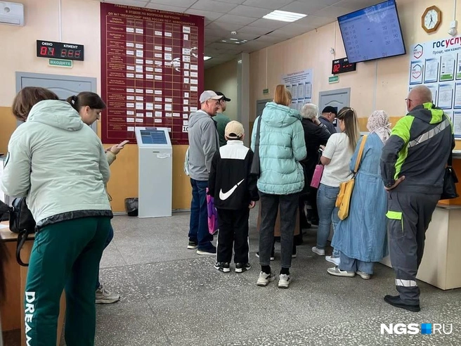 Некоторые люди проводят тут не один день | Источник: Настасья Медведева / NGS.RU