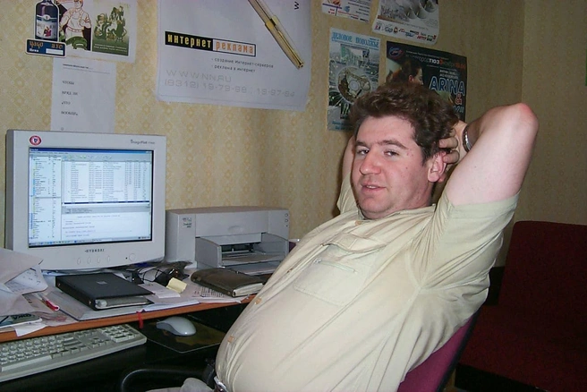 Михаил Иосилевич в первом офисе NN.RU в квартире на Алексеевской, 22. 2000 год | Источник: Илья Осипов