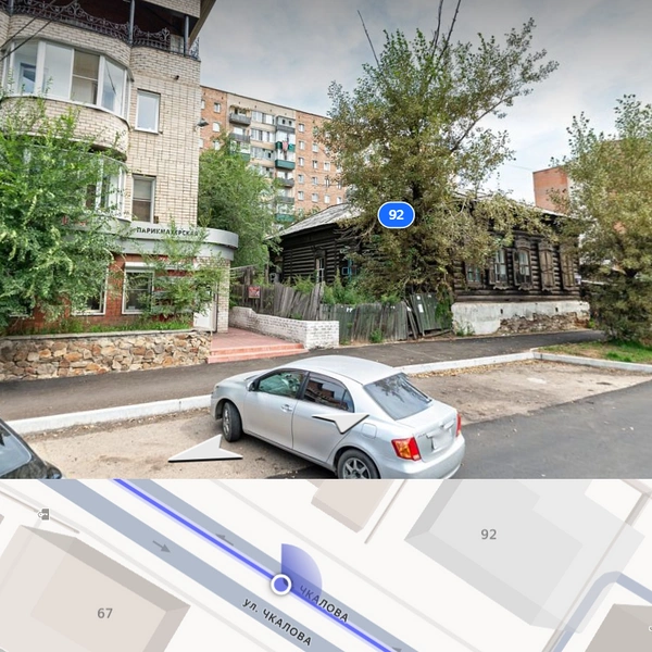 Начали ли разбирать дом 2021 году, по фото непонятно. Видна только его парадная сторона с фасадом  | Источник: yandex.ru