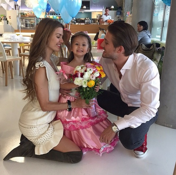 Виктория Боня с дочкой Анджелиной и будущим мужем Алексом Смерфитом