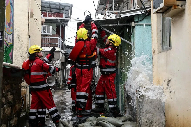 Спасатели продолжают разбирать завалы | Источник: Reuters.com