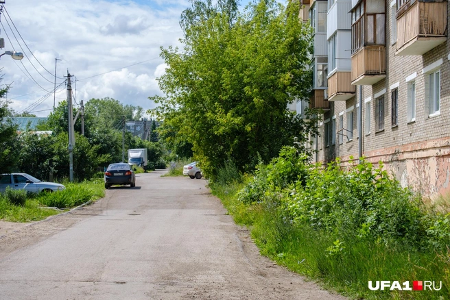 Пятиэтажка словно сдерживает деревенский напор | Источник: Булат Салихов / UFA1.RU