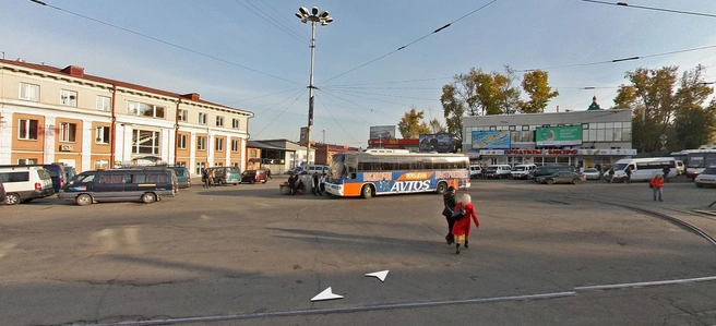 За 14 лет возле автокасс на Челнокова многое изменилось. Автобусы теперь стоят не как попало, а упорядочено, некоторые маршруты даже пользуются специальным остановочным карманом | Источник: «Яндекс.Карты»